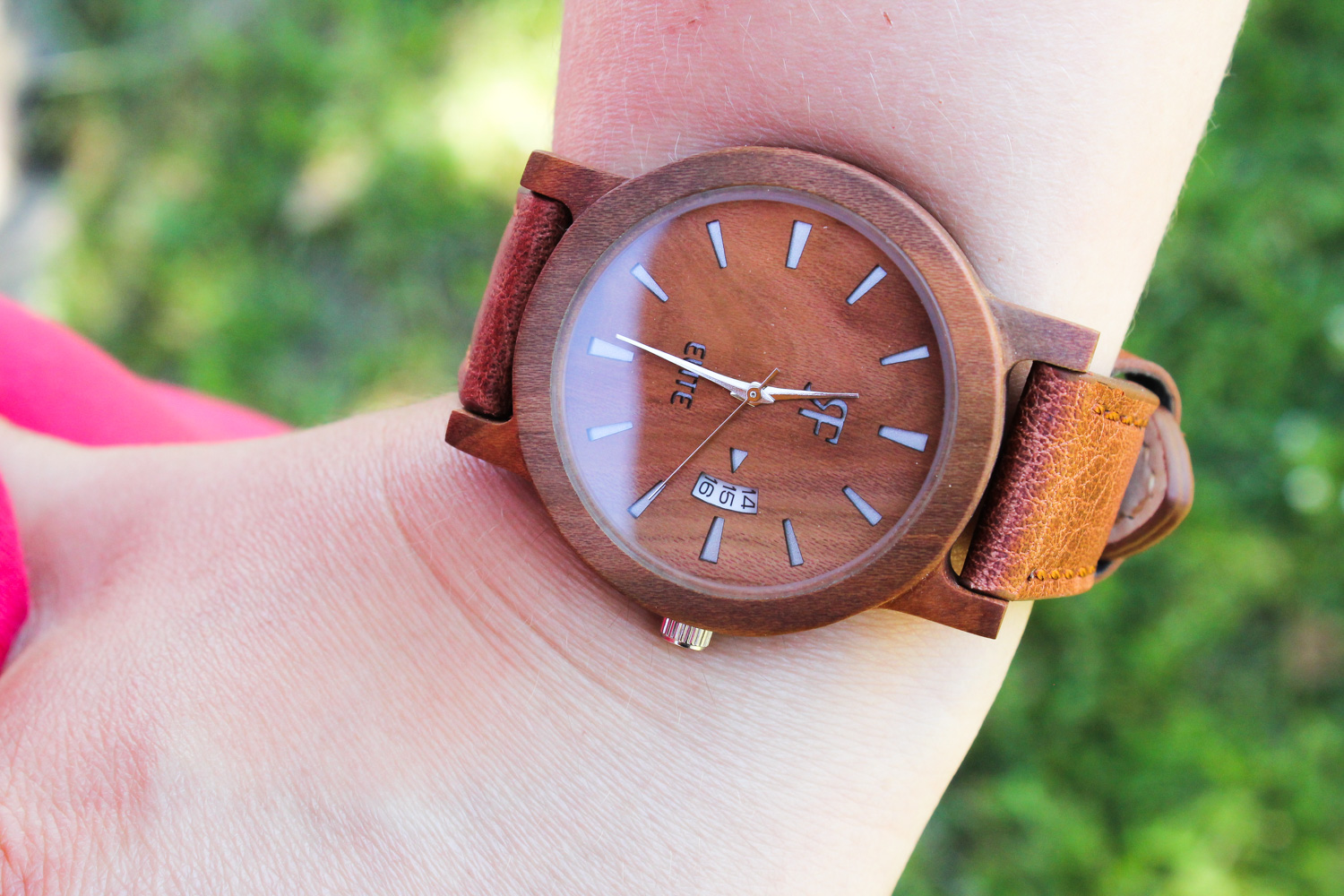 Drewniany zegarek latem – jak o niego zadbać?