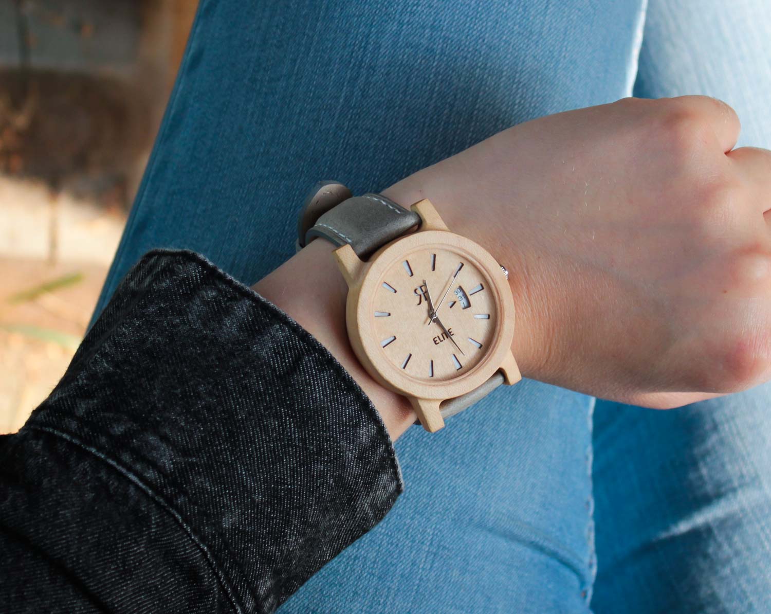 Drewniany zegarek damski – idź z duchem czasu!