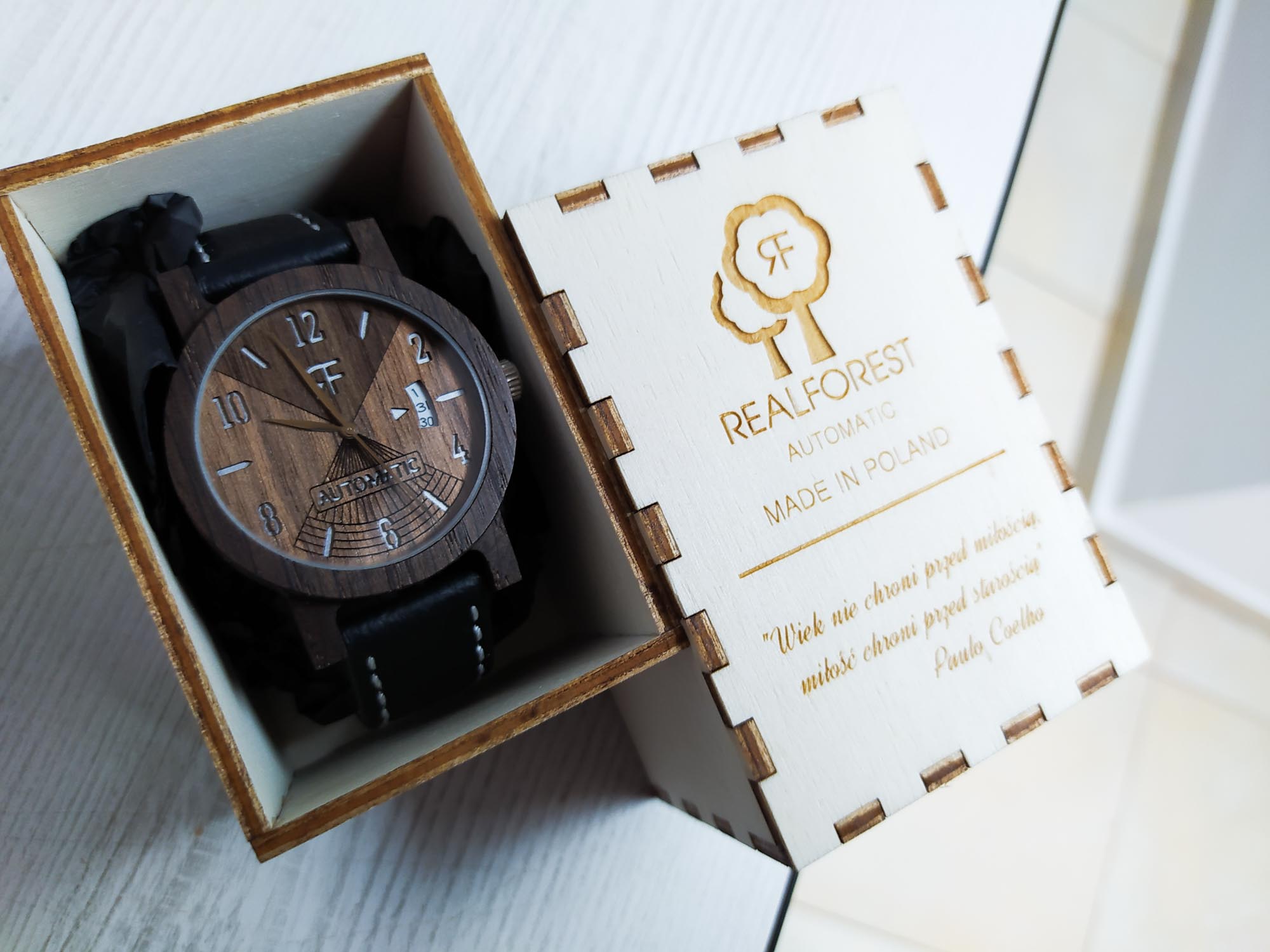 Drewniany zegarek z grawerem – dlaczego warto się na niego zdecydować?